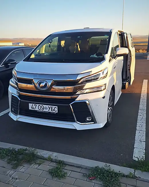 Цагаан Toyota Vellfire, гулсдаг хаалга нээлттэй