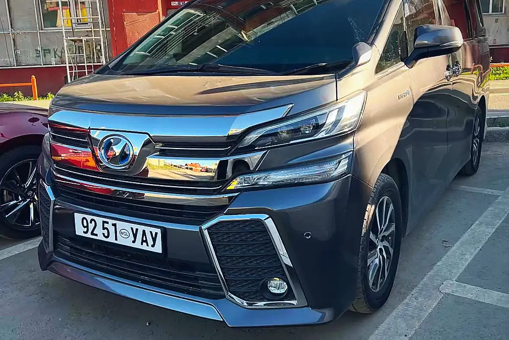 Тосолтод бэлэн зогсож буй Toyota Vellfire